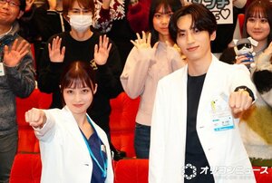 共演者にメロメロの様子をみせた（左から）橋本環奈、許豊凡 （C）ORICON NewS inc.