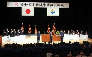 佐渡市の消防団員ら約１５０人が参加した消防出初式＝佐渡市中原