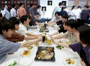 多くの客でにぎわうビアホール=上越市本町5のアートホテル上越