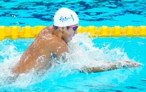 成年男子200メートル個人メドレー決勝 1分55秒85の大会新で優勝した神奈川・牧野航介の平泳ぎ=インフロニア草津アクアティクスセンター