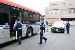バス内での事件を想定して訓練した警察官=新潟東署