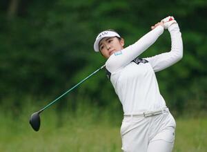 　第２ラウンド、２番でティーショットを放つ山下美夢有＝ＴＰＣボストン（共同）