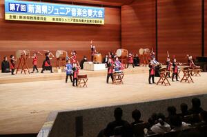 子どもたちが演奏を披露した県ジュニア音楽合奏大会＝２５日、新潟市中央区一番堀通町