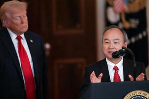25年4月、ワシントンでのイベントでトランプ大統領の隣でスピーチするソフトバンクグループの孫正義氏(ロイター=共同)