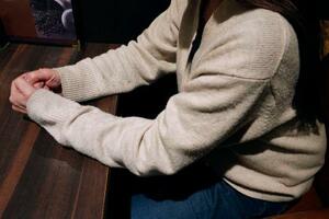 　自身が起こした万引事件を報じるネットニュースと自身をののしる投稿に苦しむ女性＝２月、東京都内