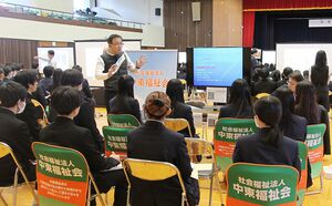 地元企業の合同説明会で担当者から説明を受ける高校生ら=五泉市粟島