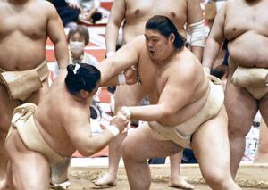 大相撲の春巡業で稽古する大の里(右)=4月13日、神奈川県藤沢市