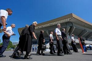 全国戦没者追悼式が行われる東京・日本武道館へ向かう参列者=15日午前9時38分