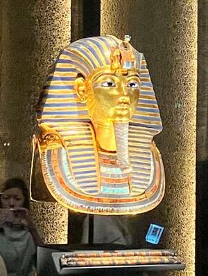 大エジプト博物館に展示されたツタンカーメンの「黄金のマスク」=4日、カイロ近郊ギザ(共同)