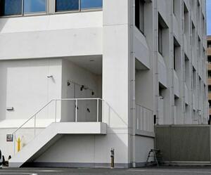 　庁舎を建て替え、かさ上げされた愛知県警蟹江署。１階の扉に救助用の小型ボートが保管されている＝３月