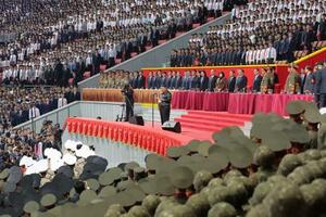 平壌のメーデースタジアムを訪れた北朝鮮の金正恩朝鮮労働党総書記(中央)=12日(朝鮮中央通信=共同)
