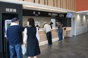 通常の外来診療が始まった両津病院=5月7日、佐渡市梅津