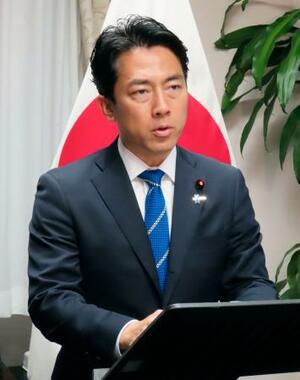 　記者会見する小泉防衛相＝２６日午前、国会内