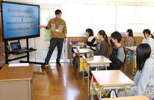 拉致問題の早期解決を訴えるチラシの配布に向け、授業を受ける北鯖石小学校の児童=柏崎市中田