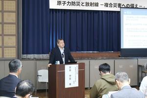 複合災害時の避難などについて説明する安田仲宏教授=柏崎市