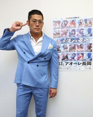 長岡大会をPRする新日本プロレスのSANADA選手=新潟日報長岡支社