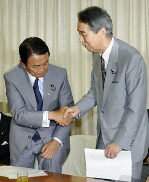 麻生太郎氏(左)と伊吹文明氏=2008年、東京・永田町の自民党本部