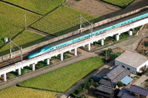 車両故障が発生した東北新幹線やまびこ63号=24日午後4時5分、茨城県古河市(共同通信社ヘリから)