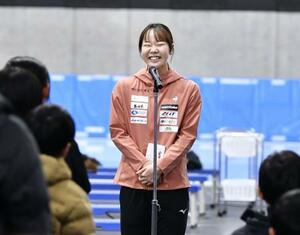 交流会で子どもたちの質問に笑顔で答える吉田雪乃=青森県八戸市