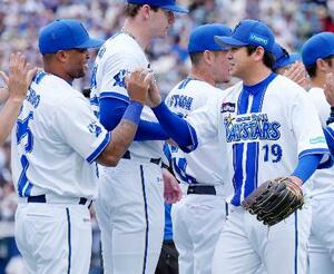 ヤクルトに勝利し、ビシエド(左)にウイニングボールを手渡すDeNA・山崎=横浜