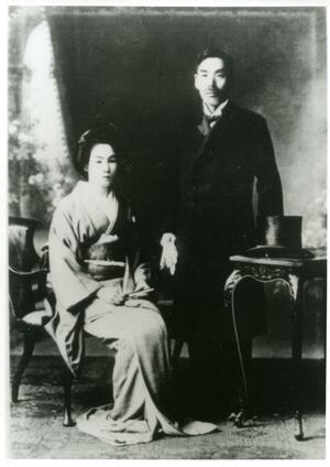 タイタニック号に日本人で唯一乗船して生還した細野正文さん(右)(横浜みなと博物館提供)