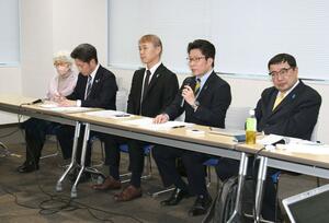 家族会と救う会の合同会議後、記者会見で新しい方針を説明する横田拓也さん(右から2人目)ら=2月25日、東京都港区