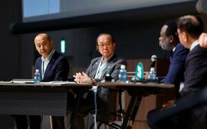 「平和首長会議」のパネルディスカッションに参加する(左から)長崎市の鈴木史朗市長と広島市の松井一実市長ら=8日午前、長崎市