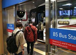 バスタ新宿から長距離バスに乗り込む人たち=2020年、東京都渋谷区