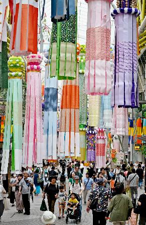 「仙台七夕まつり」が開幕し、アーケード街に飾られた華やかな吹き流し=6日午前、仙台市