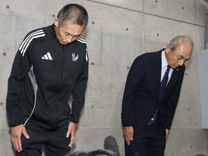 J2降格が決まり、報道陣の前で頭を下げるアルビレックス新潟の中野幸夫社長(右)と寺川能人強化本部長=25日、ビッグスワン