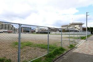 文化庁が新設を目指す国立「文化財修理センター」の建設地とする方針を固めた京都府警宿舎跡地=26日午後、京都市上京区