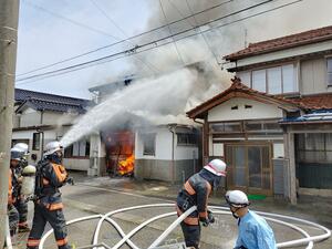 糸魚川の住宅火災の消火活動＝４月８日、糸魚川市梶屋敷