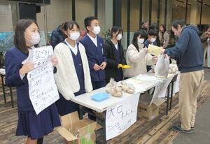 大口れんこんを販売し、おいしさをアピールする上通小の児童ら=長岡市大手通1