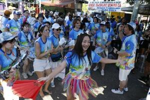 　１５日、ブラジル・リオデジャネイロで演奏する日本のサンバチーム（共同）