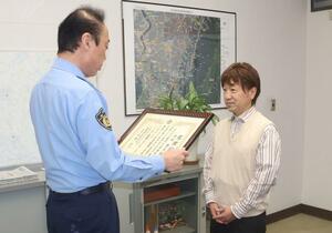 感謝状を受け取る川口澄夫さん＝阿賀野署