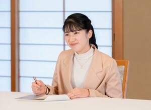 初の海外公式訪問先となるラオスに関する説明を受けられた愛子さま=11月10日、皇居・御所(宮内庁提供)