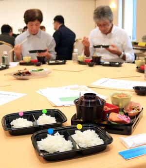 4種の新米を食べ比べたJAえちご中越の現況報告会=10月8日、長岡市今朝白2