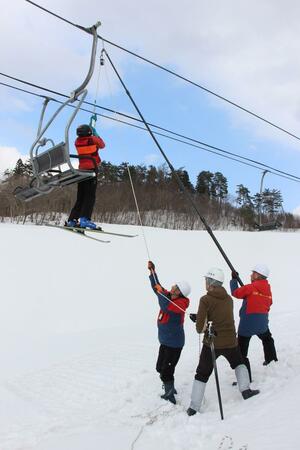 リフトが故障して乗客が取り残されたと想定して行われた救助訓練=阿賀町川口