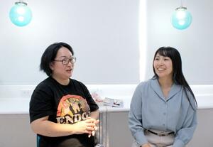 ヨナキリウムを立ち上げた滝沢日向子さん(右)と齋藤奈月さん=新潟市西蒲区
