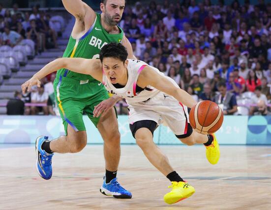 日本－ブラジル　第２クオーター、攻め込む河村＝リール（共同）