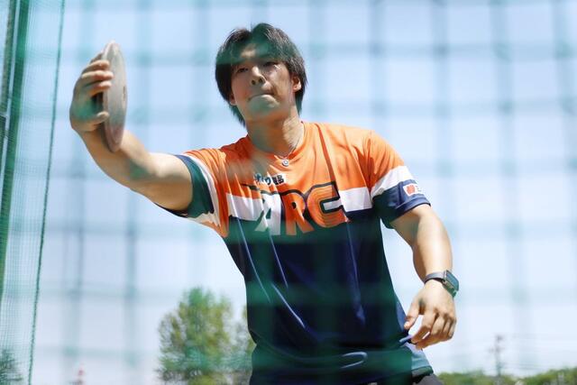 練習する男子円盤投げの北原博企＝新潟市陸上競技場