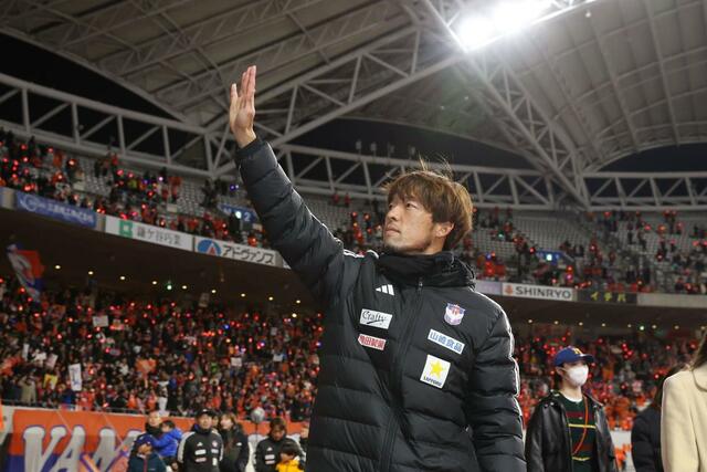 ホーム最終戦セレモニーの後、スタンドのサポーターの声援に応えるＦＷ鈴木孝司＝１１月３０日、デンカビッグスワン