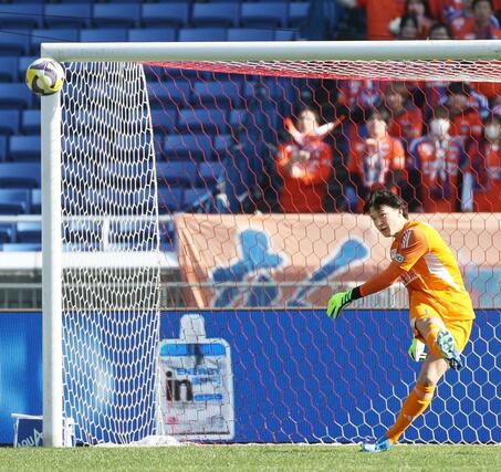 前半、パスを出すGK藤田和輝=日産ス