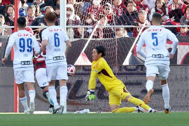 前半、シュートを防ぐＧＫ小島亨介＝埼玉スタジアム