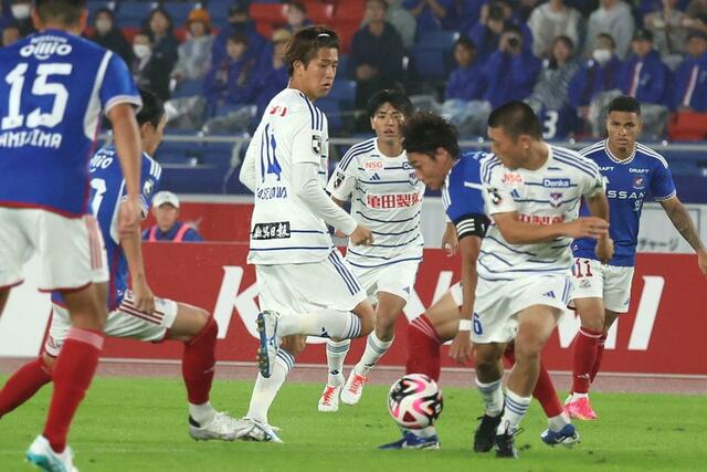 後半、ＭＦ長谷川元希（１４）がスルーパス＝日産スタジアム