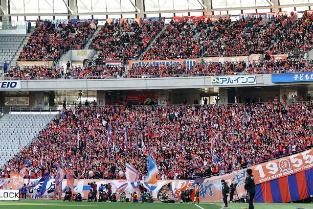 敵地での今季最終戦に詰めかけた新潟サポーター＝味の素スタジアム