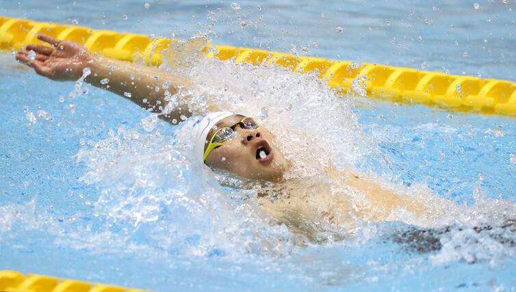 男子２００メートル背泳ぎ　優勝した清水優希（新潟青陵）＝１７日、長岡市のダイエープロビスフェニックスプール