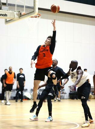 ホーム品川戦を前にした練習で、シュートする大矢孝太朗=長岡市
