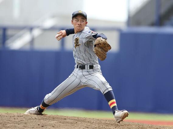 中越－佐渡　６回表、２番手で登板した佐渡の児玉一翔＝エコスタ