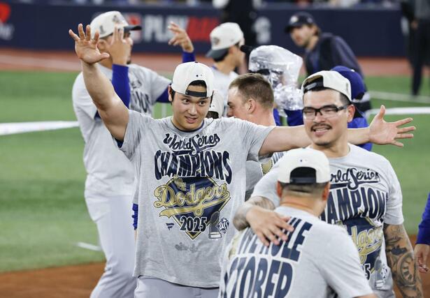 ワールドシリーズ２連覇を達成し、両手を広げて喜ぶドジャース・大谷＝トロント（共同）
